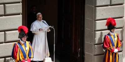El papa pide no olvidar a quienes "sufren y mueren" por las guerras