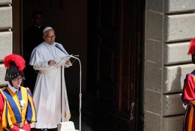 El papa pide no olvidar a quienes "sufren y mueren" por las guerras