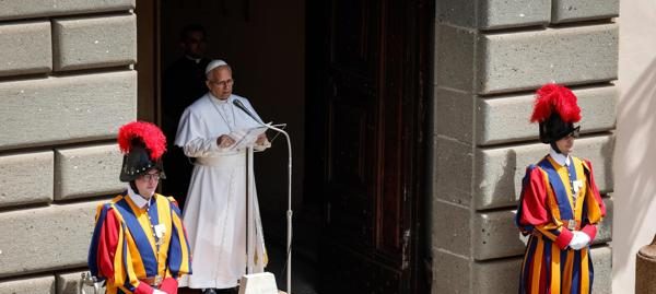 El papa pide no olvidar a quienes "sufren y mueren" por las guerras