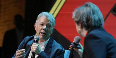 Santos insta a De la Espriella a implementar el acuerdo de paz y no "perder el tiempo"