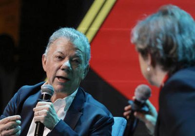 Santos insta a De la Espriella a implementar el acuerdo de paz y no "perder el tiempo"