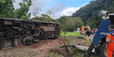 Al menos 10 muertos y varios heridos al volcar un autobús en la sierra de Río de Janeiro