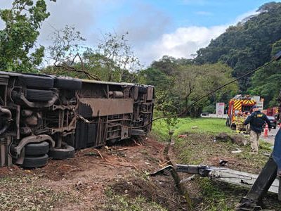 Al menos 10 muertos y varios heridos al volcar un autobús en la sierra de Río de Janeiro
