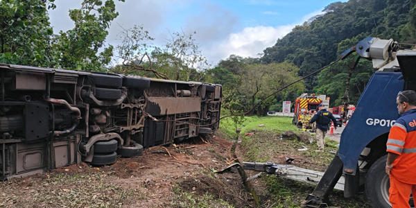 Al menos 10 muertos y varios heridos al volcar un autobús en la sierra de Río de Janeiro