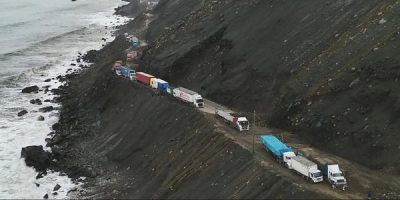 Perú establece puente aéreo y marítimo para trasladar cientos de atrapados por derrumbes