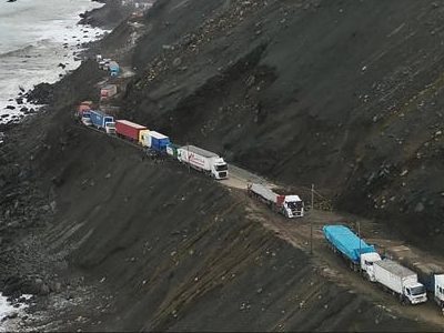 Perú establece puente aéreo y marítimo para trasladar cientos de atrapados por derrumbes