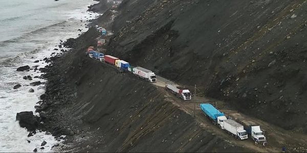 Perú establece puente aéreo y marítimo para trasladar cientos de atrapados por derrumbes