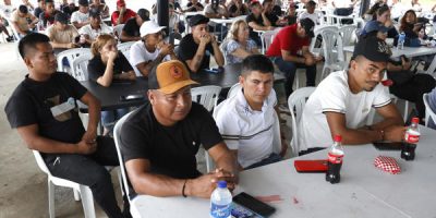 Un centenar de exguerrilleros esperan a que De la Espriella salve su desarme en Colombia