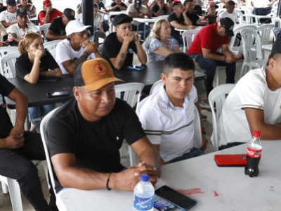 Un centenar de exguerrilleros esperan a que De la Espriella salve su desarme en Colombia