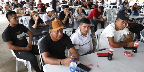 Un centenar de exguerrilleros esperan a que De la Espriella salve su desarme en Colombia