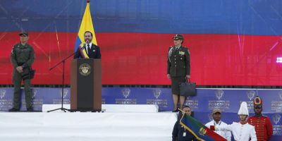 De la Espriella recibe honores militares y reconocimiento como comandante supremo