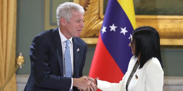 Estados Unidos celebra como "día histórico" la firma de acuerdos petroleros en Venezuela