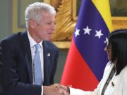 Estados Unidos celebra como "día histórico" la firma de acuerdos petroleros en Venezuela