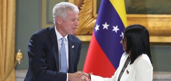 Estados Unidos celebra como "día histórico" la firma de acuerdos petroleros en Venezuela
