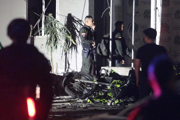 Un atentado que deja un muerto y 11 heridos en Colombia pone al Gobierno a la ofensiva
