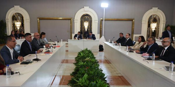 Chavismo y oposición extienden diálogo hasta el miércoles y revisan libertad de expresión