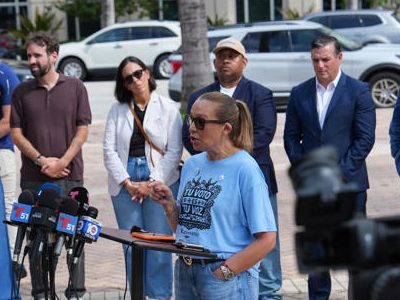 Venezolanos critican que Trump reciba a Delcy Rodríguez mientras los deporta en Florida