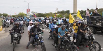 Caravanas opositoras piden en varias zonas de Venezuela el regreso de María Corina Machado