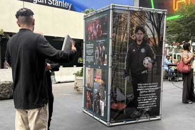 Exposición en Times Square reivindica contribuciones de inmigrantes ante ataques de Trump