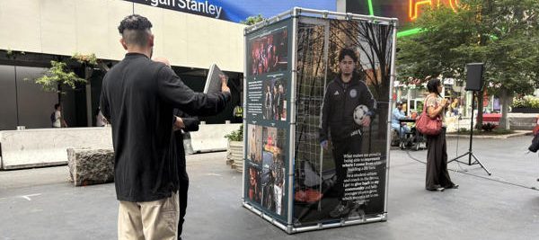 Exposición en Times Square reivindica contribuciones de inmigrantes ante ataques de Trump