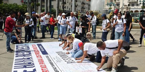 Familias de presos políticos piden a Delcy Rodríguez más liberaciones y responder por DDHH