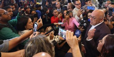 Jefe negociador del chavismo niega que Gobierno impida el regreso de María Corina Machado