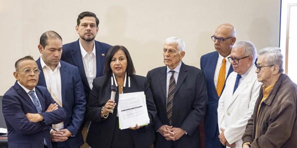 Médicos venezolanos plantean a opositores en el diálogo atender la crisis de salud pública