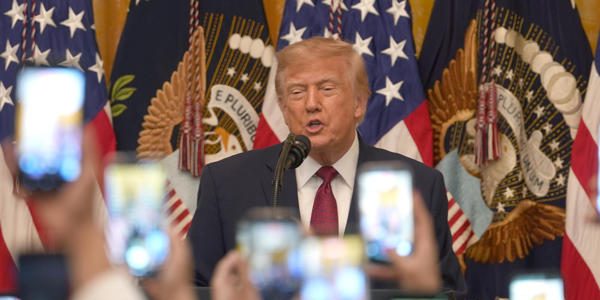 Trump recupera celebración del mes de la Herencia Hispana mientras pierde el voto latino