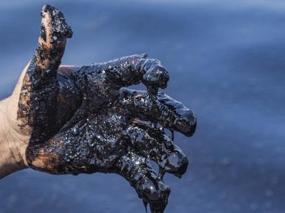 Pescadores luchan contra derrames de crudo en plena reactivación petrolera en Venezuela