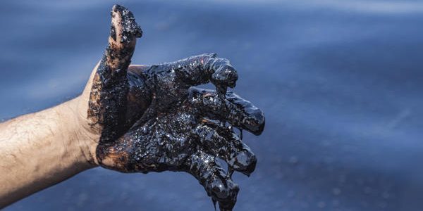 Pescadores luchan contra derrames de crudo en plena reactivación petrolera en Venezuela