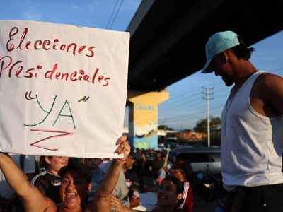 María Corina Machado regresa a Venezuela entre una multitud que exige elecciones