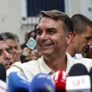Flávio Bolsonaro dice que su ventaja en primera vuelta muestra que Brasil quiere cambio