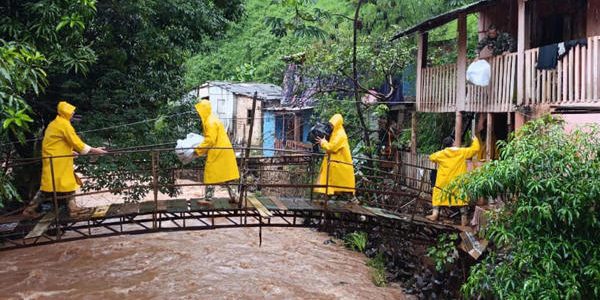 Evacuan a más de 600 familias paraguayas por inundaciones tras la crecida del río Paraná