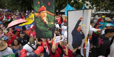 Cientos de venezolanos salen a las calles a recordar el último triunfo electoral de Chávez